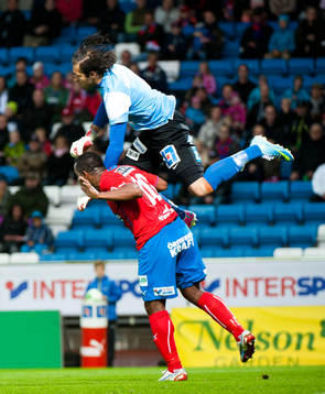 Syrianska målvakt Dejan Garaca, hoppar på ryggen på