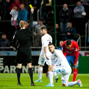 Domare Johan Hamlin ger gult kort till Imad Khalili