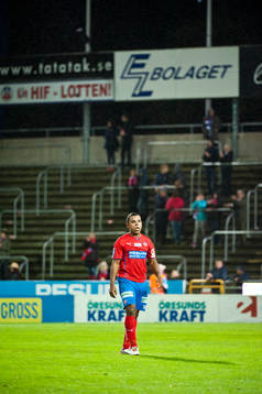 Helsingborgs Àlvaro Santos lämnar planenefter allsvenska
