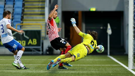 Räddning av Norrköpings målvakt David Mitov Nilsson