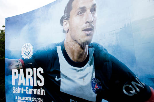 Zlatan Ibrahimovic målad på en vägg strax utanför PSGs