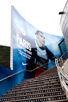 Zlatan Ibrahimovic målad på en vägg strax utanför PSGs