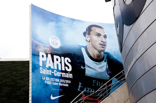 Zlatan Ibrahimovic målad på en vägg strax utanför PSGs