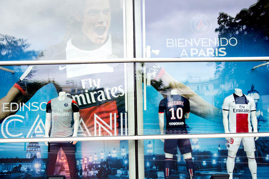 Bild av Edinson Cavani samt tröja med Zlatan Ibrahimovics
