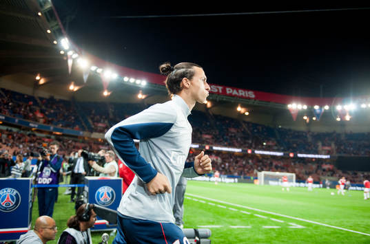 Zlatan Ibrahimovic springer in på plan för att värma upp