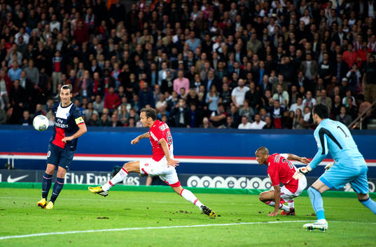 Zlatan Ibrahimovic försöker sig på en lobb som går