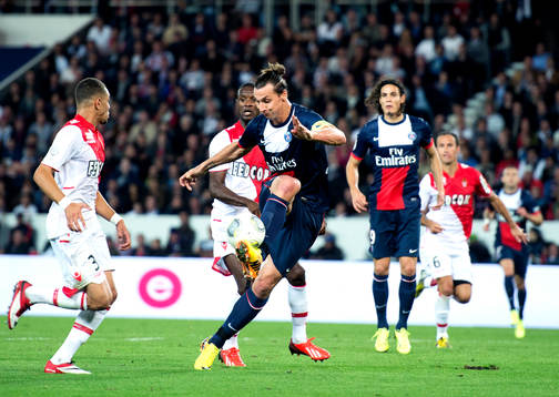 Zlatan Ibrahimovic tar ner bollen