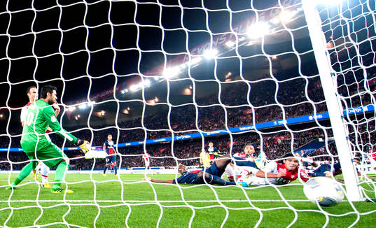 Monacos Falcao gör 1-1 bakom  PSGs målvakt Sirigu