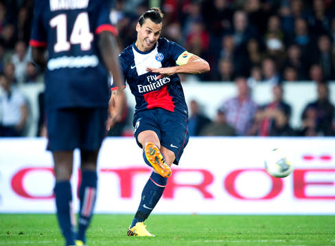 PSGs Zlatan Ibrahimovic slår en frispark