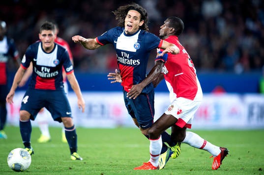 PSGs Edinson Cavani fälls av Monacos Eric Abidal