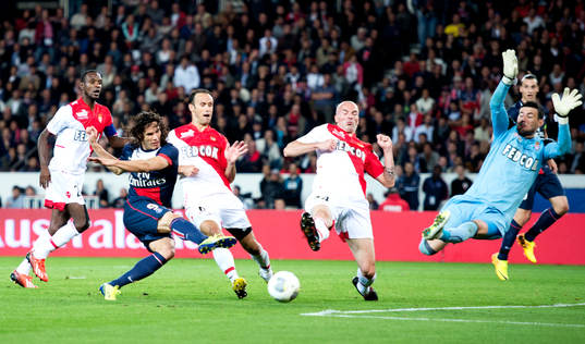 PSGs Edinson Cavani har ett avslut i slutet på matchen men