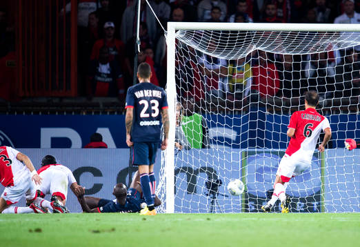 Monacos Radamel Falcao gör 1-1