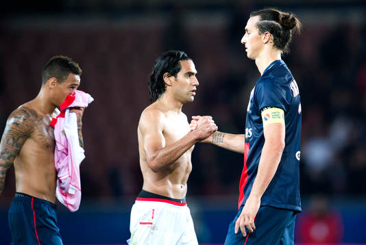 PSGs Zlatan Ibrahimovic tackar Monacos Radamel Falcao