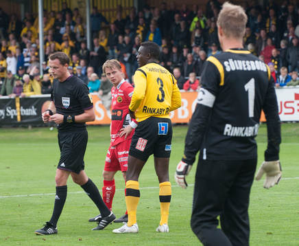 1-1, straff, och utvisning Gbenga Arokoyo, Mjällby,