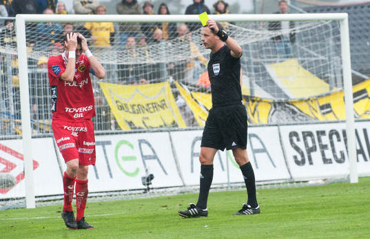 Domaren Andreas Ekberg ger andra varningen och utvisning,