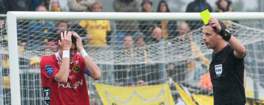 Domaren Andreas Ekberg ger andra varningen och utvisning,