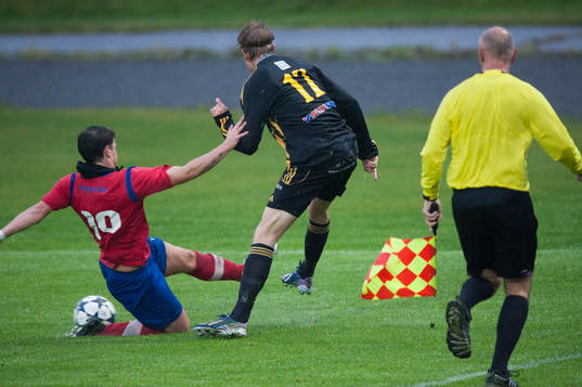 Assisterande domare bevakar närkamp. Flagga
