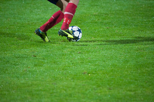 Fot, boll, bollkontroll, fotbollsskor, Puma. Gräs