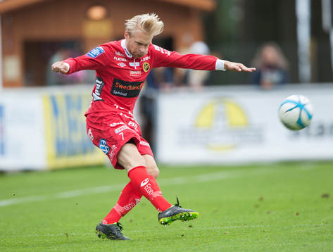 Johan Larsson skjuter, vristträff, sträckt vrist