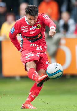 Mikkel Beckmann skjuter, sträckt vrist