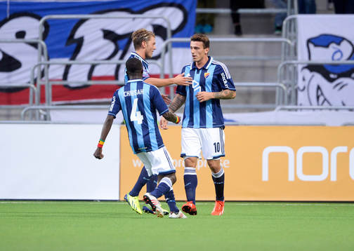Målskytten Djurgårdens Erton Fejzullahu kramas om av
