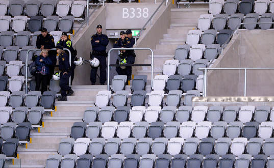 Poliser på övre etaget på Tele2 arena