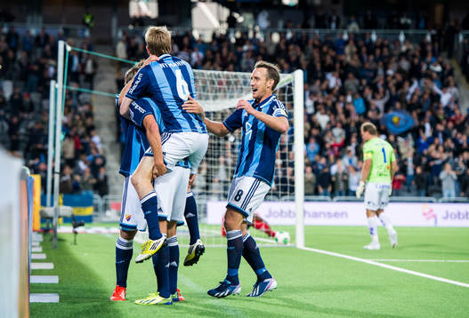 Djurgårdens Andreas Johansson jublar med laget