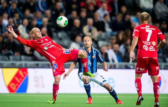 Åtvidabergs Daniel Sjölund tar emot boll framför