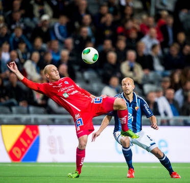 Åtvidabergs Daniel Sjölund tar emot boll framför