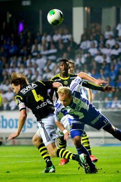 IFK Göteborgs Robin Söder i kamp om bollen med AIKs