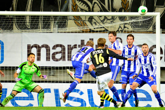 s Martin Lorentzson skjuter ett skott som gör över IFK