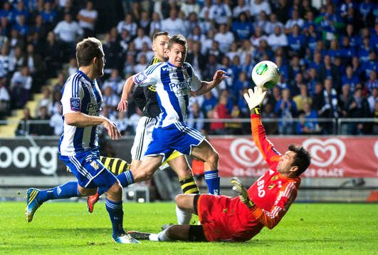 IFK Göteborgs Tobias Hysén gör 1-0 bakom AIKs målvakt