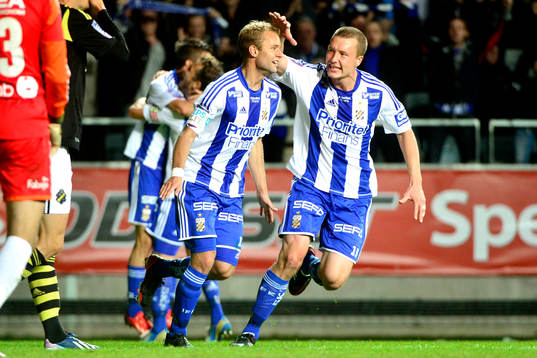 IFK Göteborgs Robin Söder klappas om av Jakob Johansson