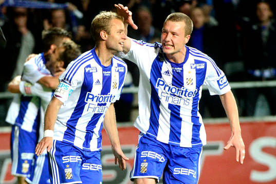 IFK Göteborgs Robin Söder klappas om av Jakob Johansson