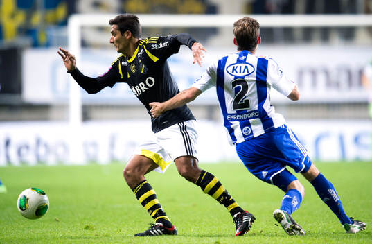 IFK Göteborgs Emil Salomonsson försöker fånga in AIKs