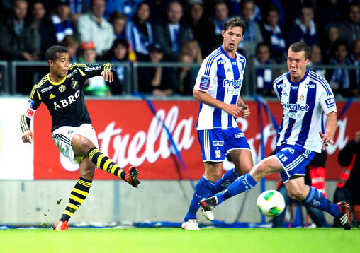 AIKs Robin Quaison slår bollen förbi IFK Göteborgs Jakob