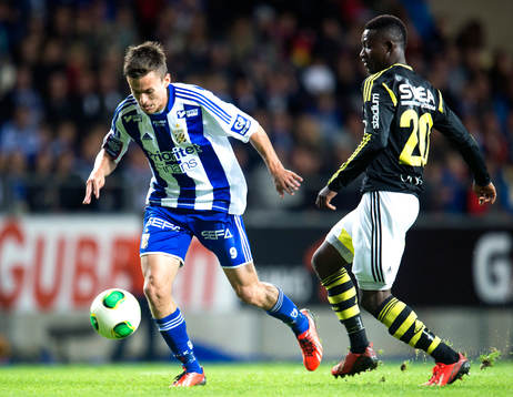 IFK Göteborgs Lasse Vibe går förbi AIKs Ibrahim Moro