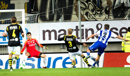 IFK Göteborgs Tobias Hysén har ett avslut som går strax