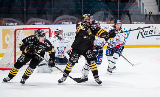 s Patric Blomdahl och Oscar Steen jagar pucken framför