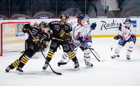 s Patric Blomdahl och Oscar Steen jagar pucken framför
