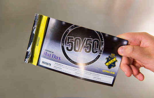 Försäljning av 50/50 lotter innan ishockeymatchen mellan