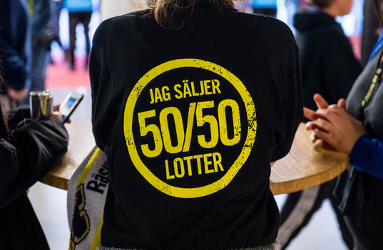 Försäljning av 50/50 lotter innan ishockeymatchen mellan