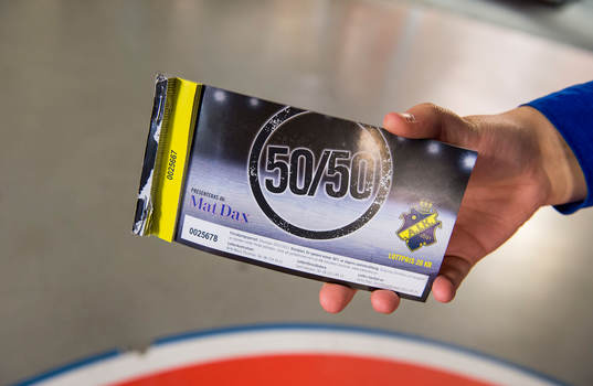 Försäljning av 50/50 lotter innan ishockeymatchen mellan