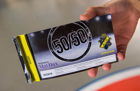 Försäljning av 50/50 lotter innan ishockeymatchen mellan