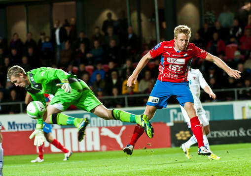 s målvakt Lars Cramer rensar framför Öster:s Josef Elvby