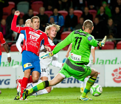 s Kenny Pavey och Kalmar:s målvakt Lars Cramer