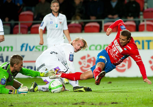 s Kenny Pavey och Kalmar:s målvakt Lars Cramer