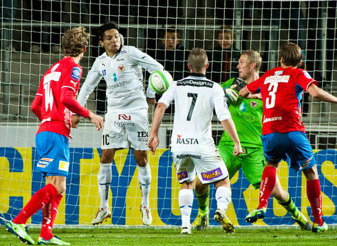 s Emin Nouri stoppar bollen med vänster handen