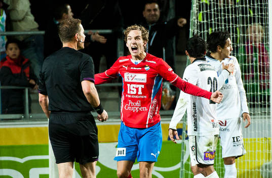 s Alexander Henningsson protesterar mot domare