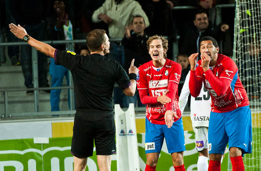 s Alexander Henningsson visar att Kalmar:s spelare har
